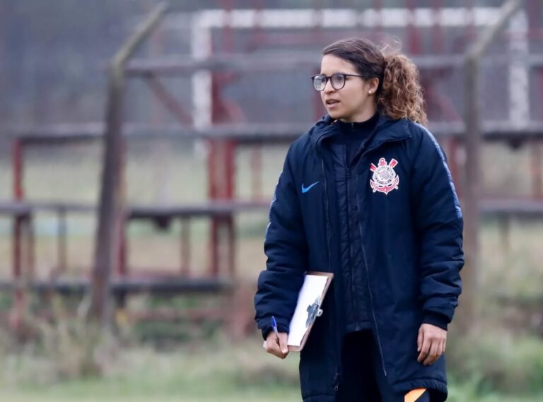Treinadora da equipe sub-15 do Corinthians Feminino comenta expectativas para disputa do Paulistão