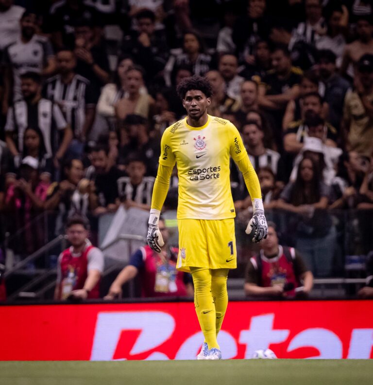 Hugo Souza fala sobre lance decisivo em empate do Corinthians e exalta melhora defensiva da equipe
