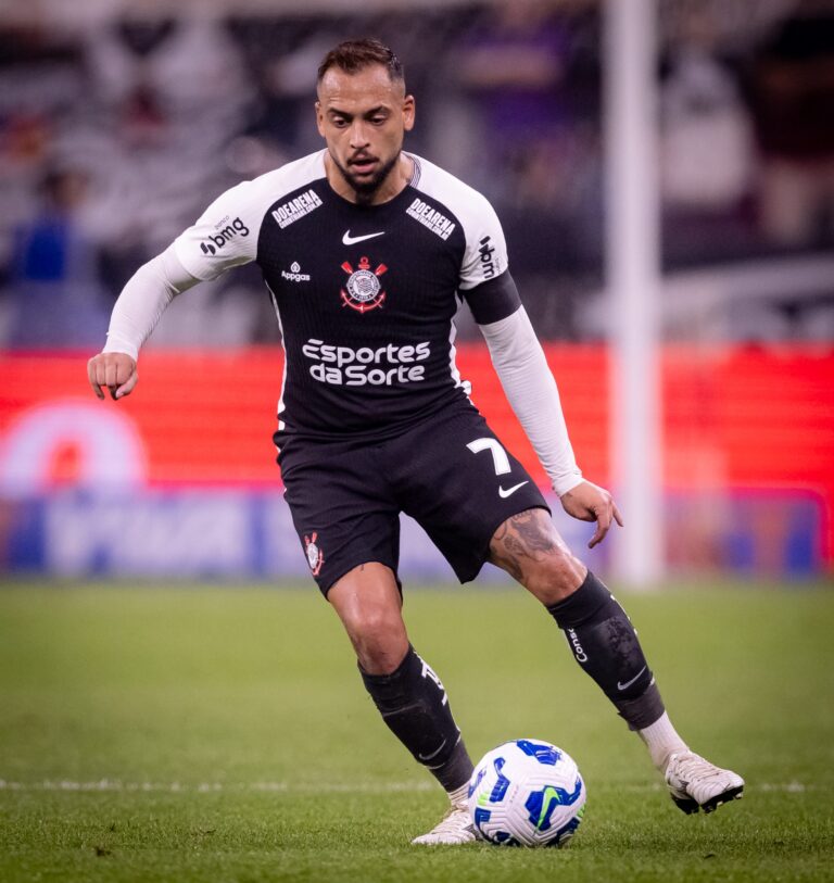 Maycon lamenta eliminação do Corinthians e cobra melhora coletiva da equipe
