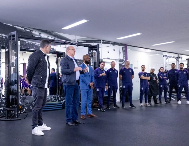 Presidente interino, Osmar Stabile se apresenta para elenco do Corinthians