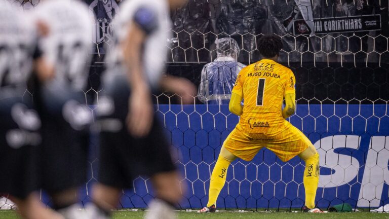 Hugo Souza comenta 'casamento perfeito' com Corinthians: "A ambição era parecida"