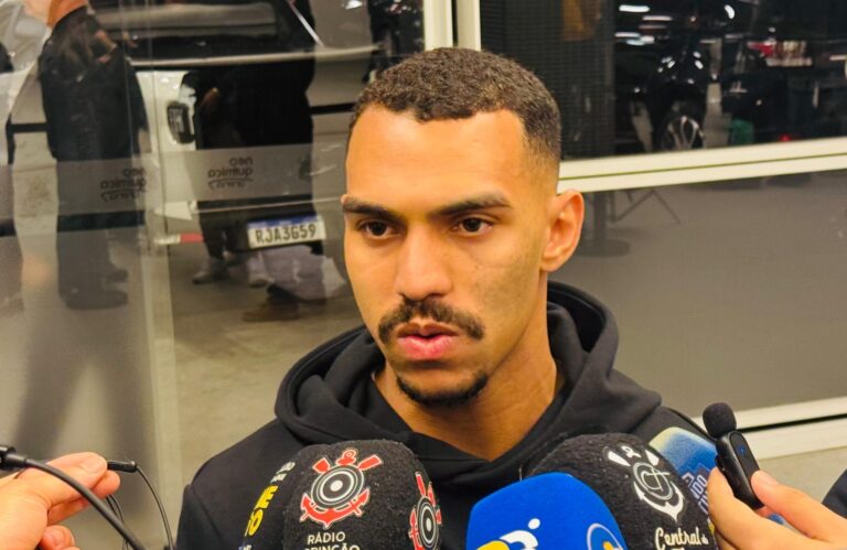 Lateral-direito do Corinthians é questionado sobre discussão com torcedor e turbulência política no clube
