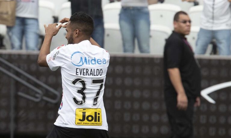 Ex-atacante do Corinthians aciona o clube na Justiça cobrando R$ 1,5 milhão
