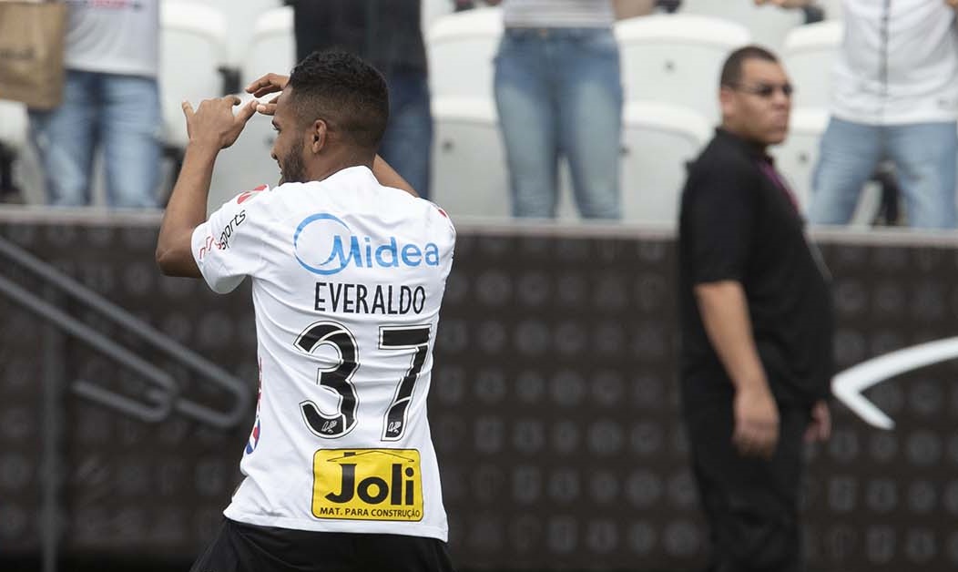 Ex-atacante do Corinthians aciona o clube na Justiça cobrando R$ 1,5 milhão