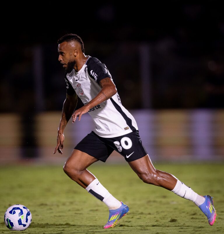 Corinthians oficializa empréstimo de Alex Santana para o Grêmio até o fim da temporada
