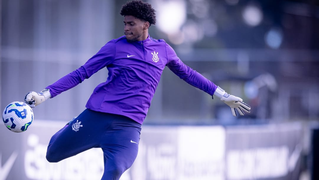 Goleiro do Corinthians comenta período com a Seleção Brasileira e projeta partida contra o Grêmio no Brasileirão