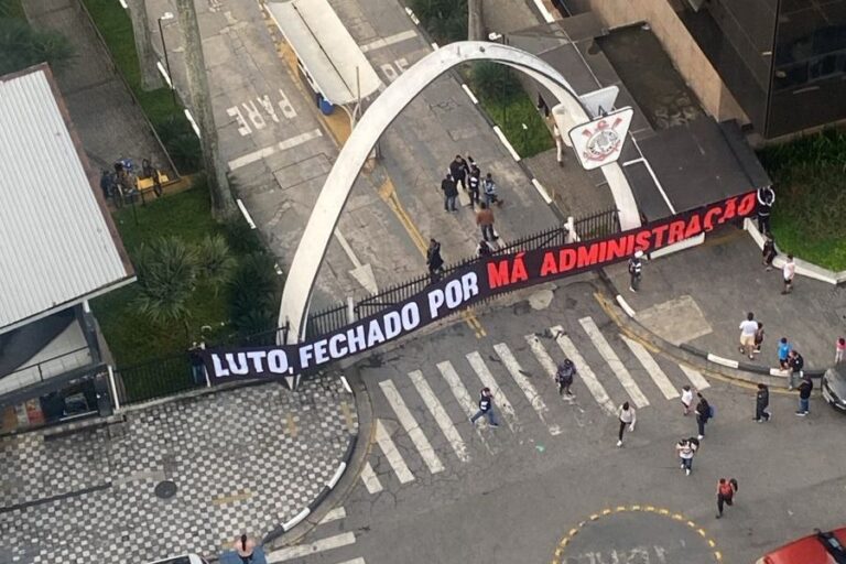 Associados do Corinthians convocam manifestação por reforma do Estatuto
