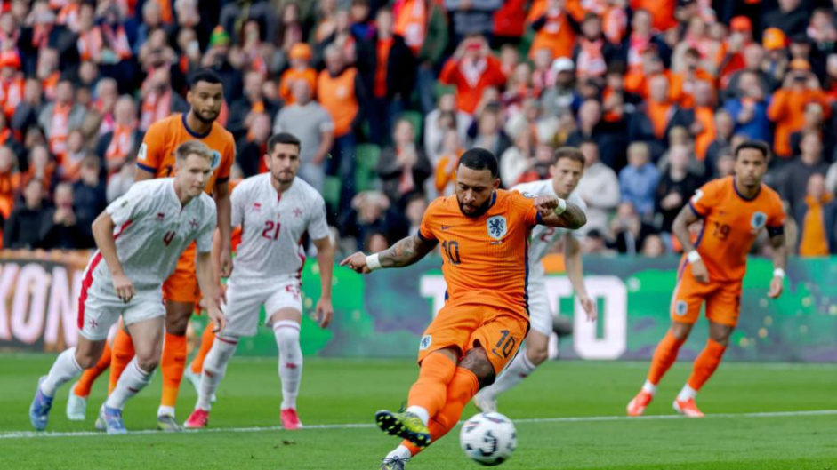 Memphis Depay em ação pela seleção holandesa