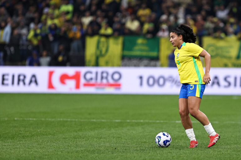 Jogadoras do Corinthians entram em campo pela Seleção Brasileira em amistoso contra a França