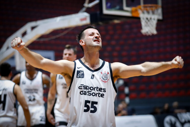Destaque do Corinthians Basquete ganha prêmio de garçom do Novo Basquete Brasil 2024/2025