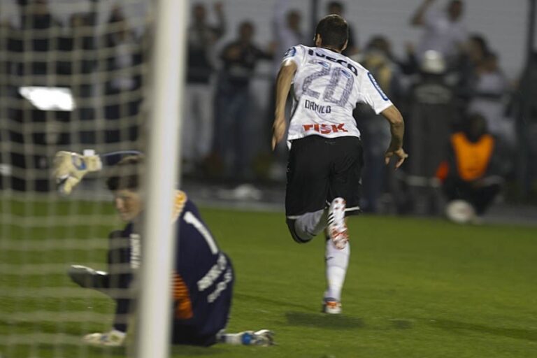 Ex-atacante do Corinthians celebra reencontro com o Boca Jrs e revela gol mais importante da carreira