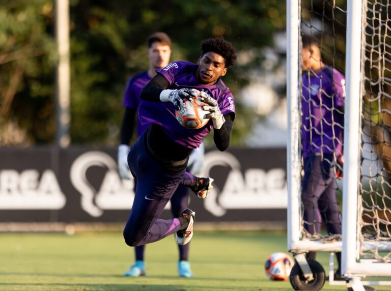 Ex-preparador do Corinthians exalta Hugo Souza e relembra 'amadurecimento' do goleiro