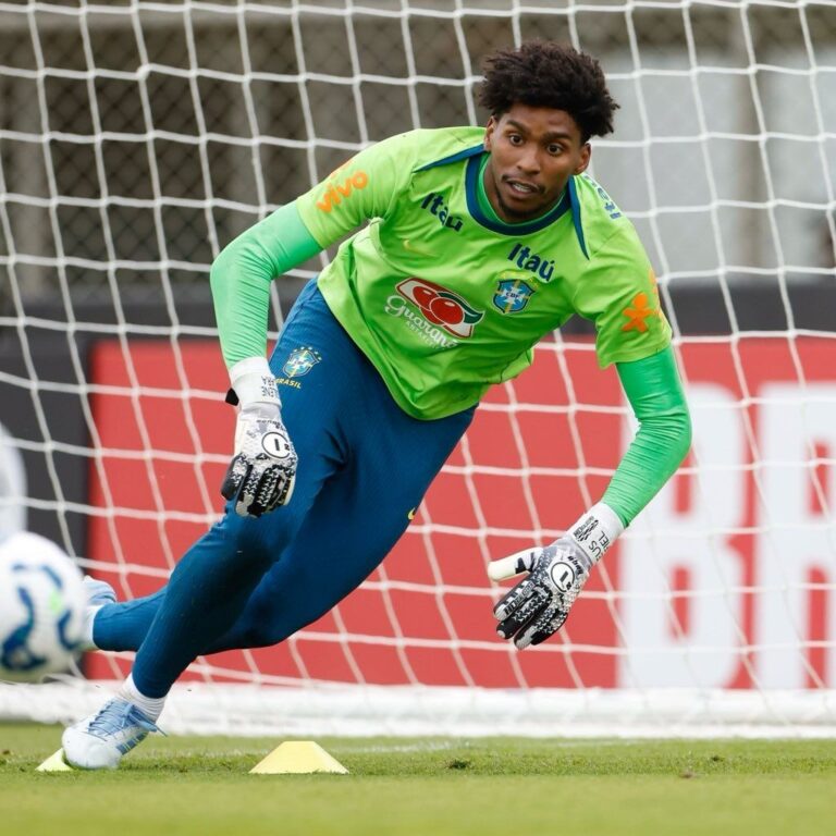 Na Seleção, goleiro fala sobre treinos no CT do Corinthians em preparação para partida contra o Paraguai