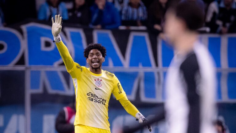 Goleiro do Corinthians analisa empate contra o Grêmio: "Buscamos mais o jogo"