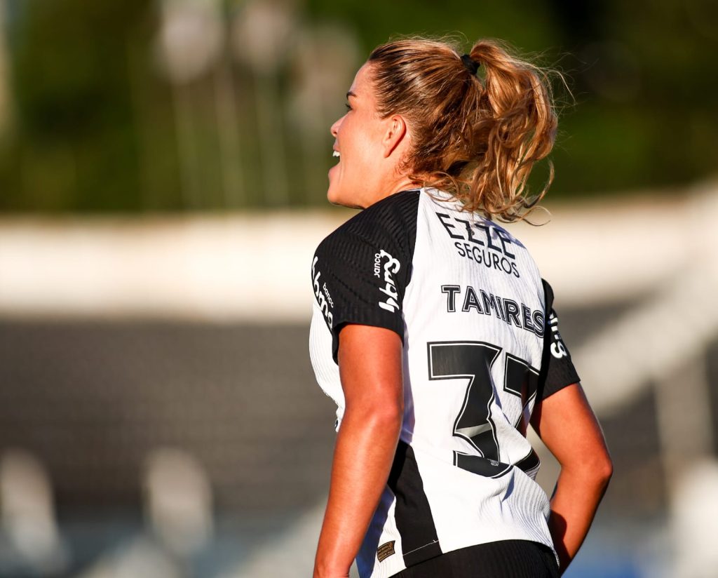 Tamires em ação pelo Corinthians