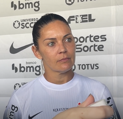 Meia do Corinthians celebra triunfo no Paulistão Feminino e dedica gols aos pais
