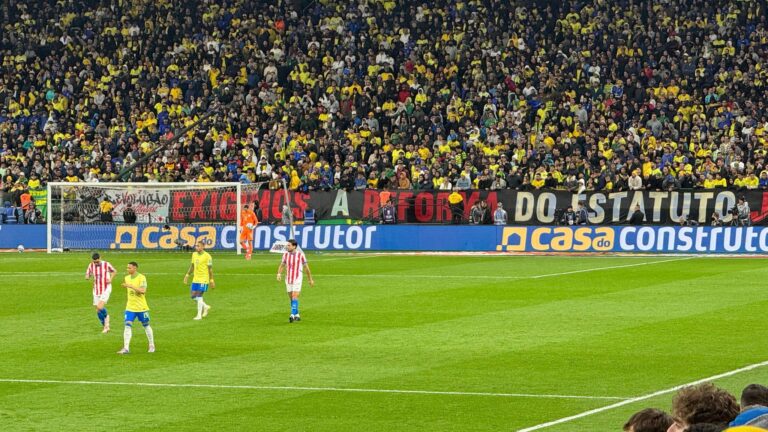 Torcida do Corinthians estende faixa com pedido por reforma do Estatuto em jogo da Seleção Brasileira