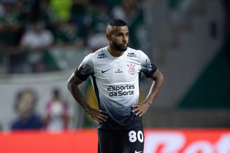 Volante do Corinthians é negociado com o Grêmio e deve se apresentar nos próximos dias