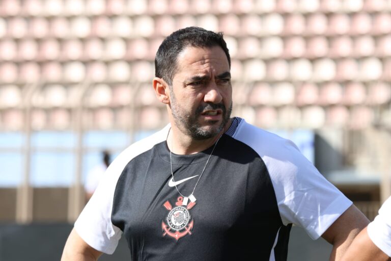Ex-zagueiro celebra oportunidade de viver partidas das lendas de Corinthians e Boca Jrs com a presença de filho mais novo