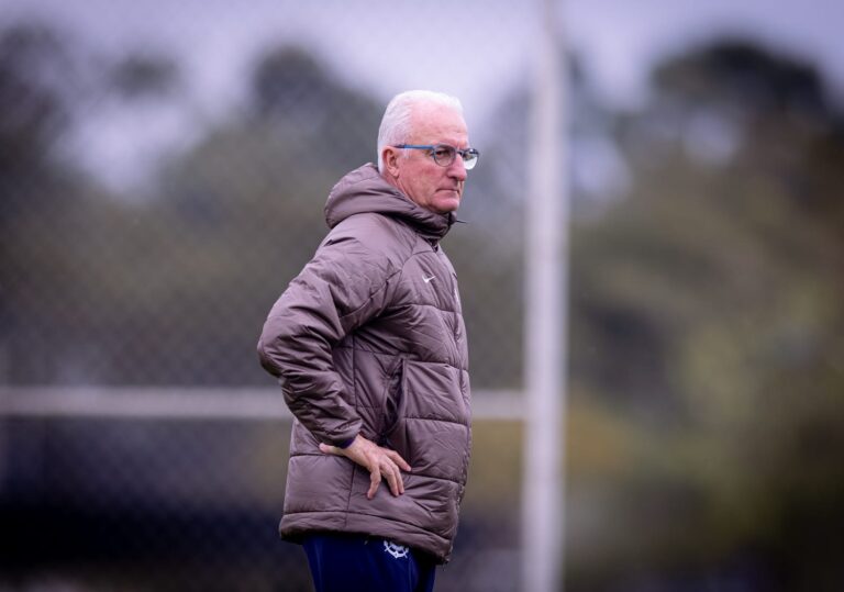 Técnico do Corinthians evita entrar em detalhes de conversa com Memphis após ausência em treino