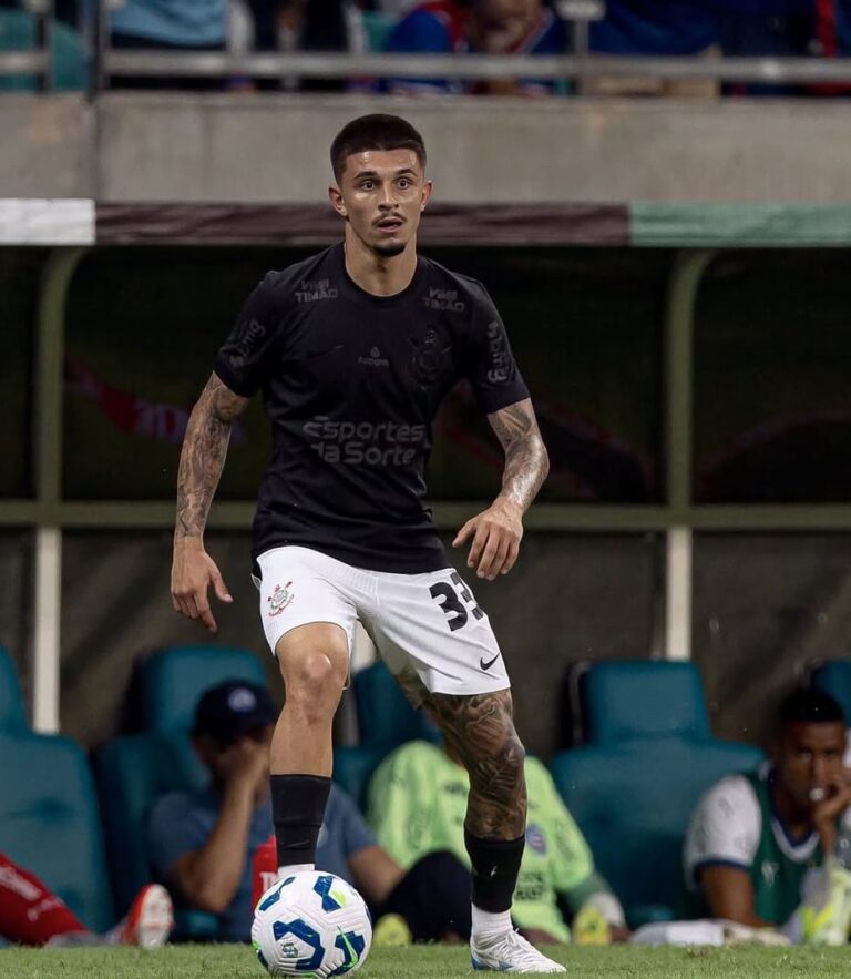 Lateral-direito volta a atuar pelo Corinthians após pouco mais de dois meses