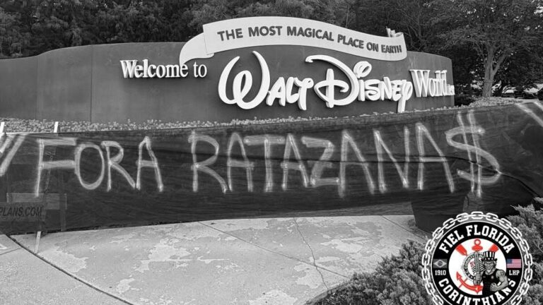 Torcida do Corinthians na Flórida-EUA faz protesto no parque da Disney: "Fora ratazanas"