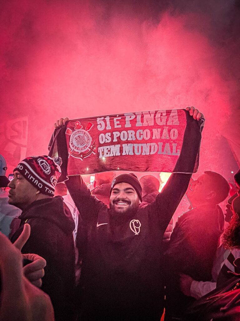 No clima do Derby, torcida do Corinthians recepciona os jogadores de maneira calorosa na chegada em Itaquera