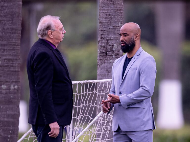 Um dia depois da data prevista, Corinthians acerta salários de funcionários e jogadores -