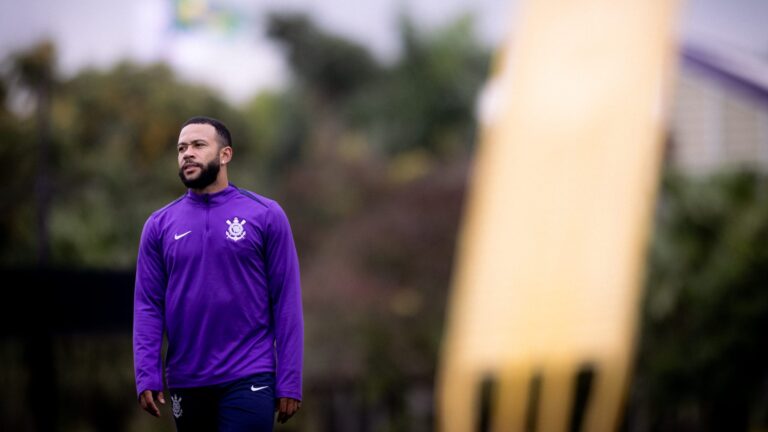 Depay se reapresenta após ausência no treino e Silveira nega influência em adiantamento do Corinthians