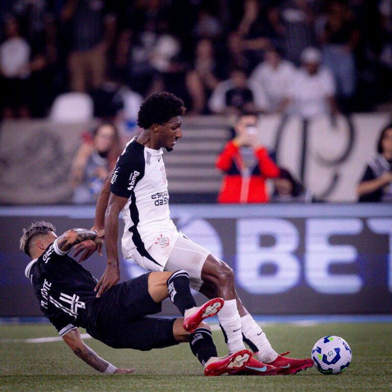 Disparidade de desempenho em casa e fora mantém Corinthians no meio da tabela do Brasileirão