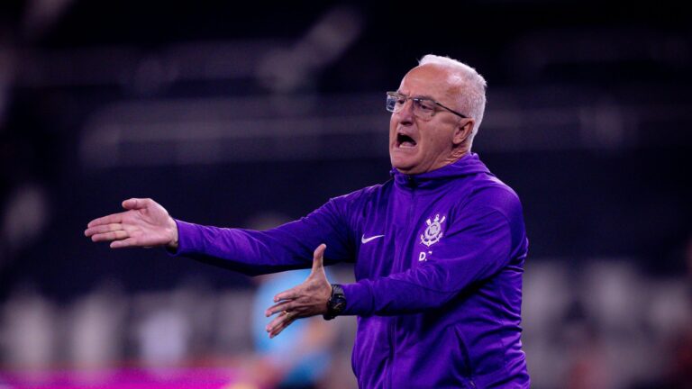 Dorival Júnior completa três meses no comando do Corinthians sem repetir escalações