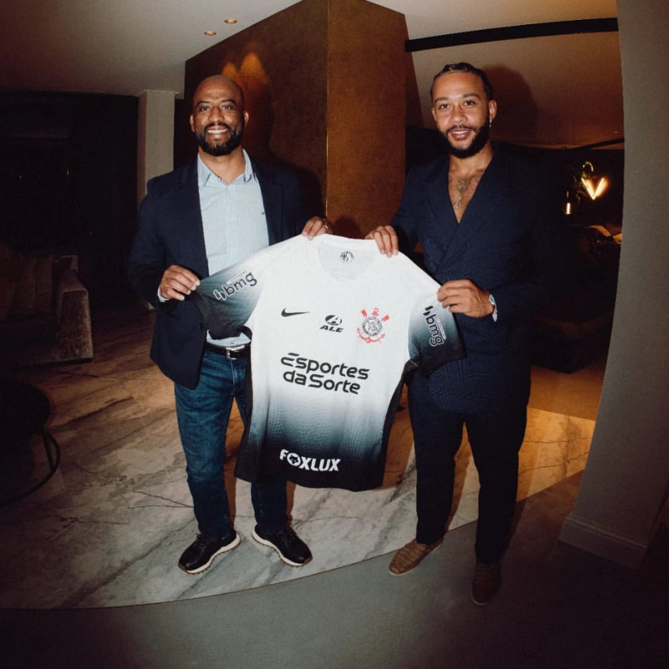 Executivo de futebol do Corinthians fala sobre Memphis Depay: "Inserido no projeto"
