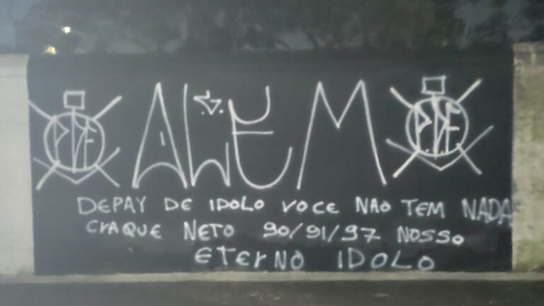 Sede do Corinthians e bar sofrem pichações em protestos contra Depay e Augusto Melo