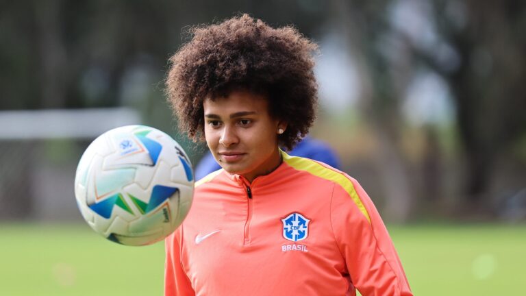 Técnico da Seleção Feminina atualiza situação de volante do Corinthians após bolada no olho
