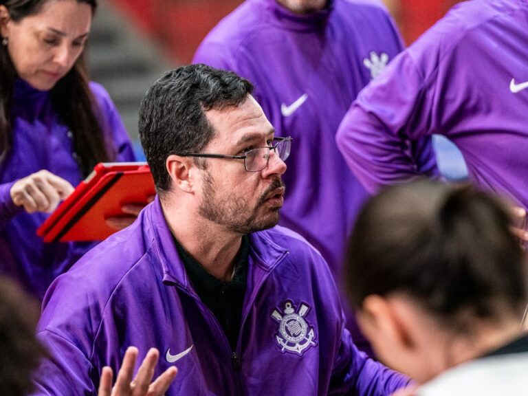 "Frustra a gente", diz técnico do Corinthians após eliminação na Liga de Basquete Feminino -