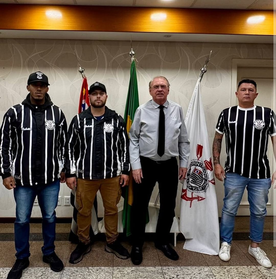 Torcida organizada do Corinthians se reúne com presidente interino no Parque São Jorge