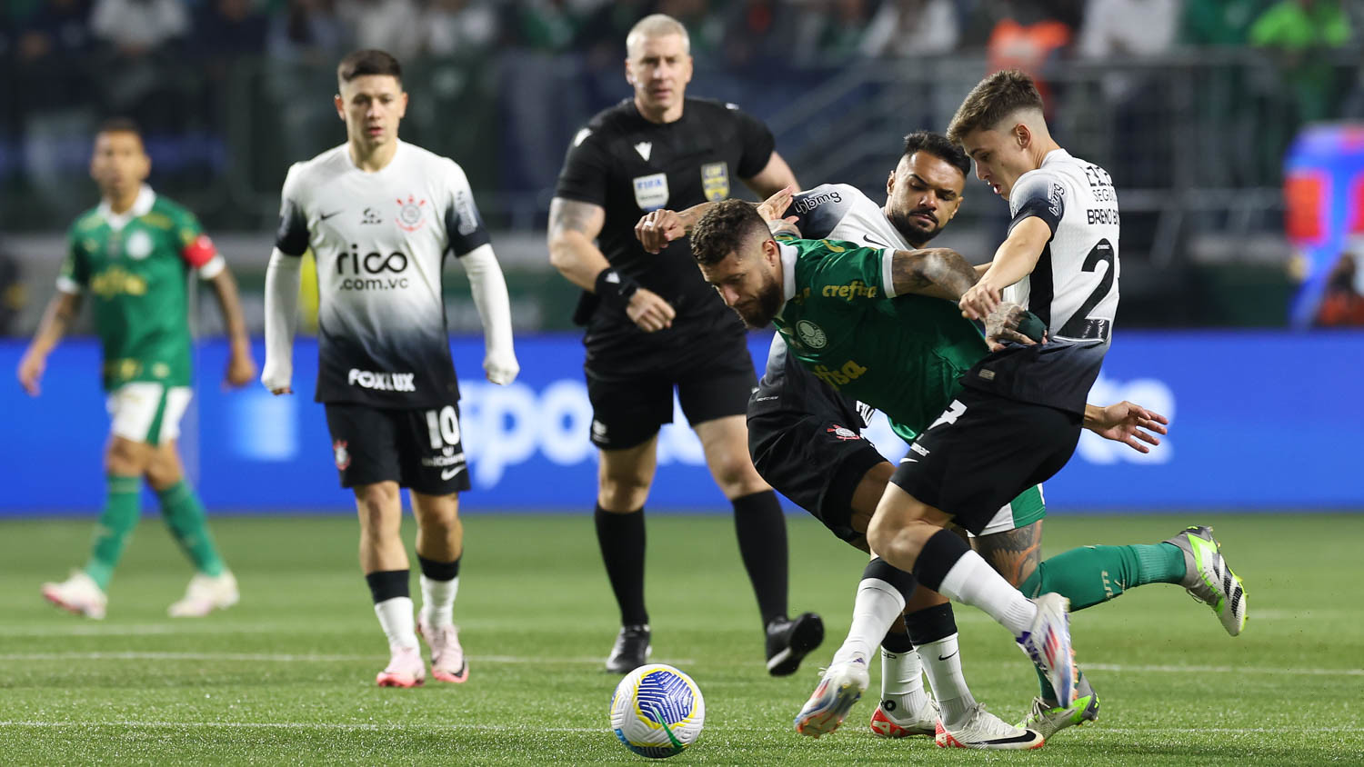 Árbitro de Derby decisivo, Daronco coleciona polêmicas em jogos do Corinthians