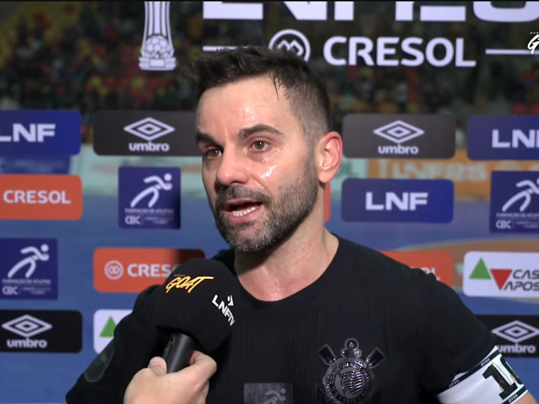 Camisa 10 do Corinthians Futsal protesta contra "falta de critério" da arbitragem em derrota