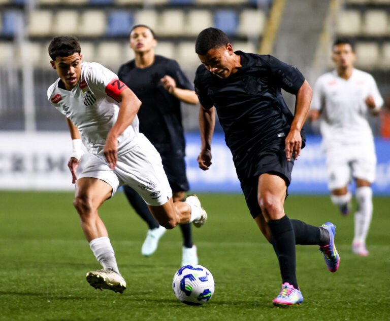 Na Vila Belmiro, Corinthians domina o Santos e entra no top-3 do Brasileirão Sub-17