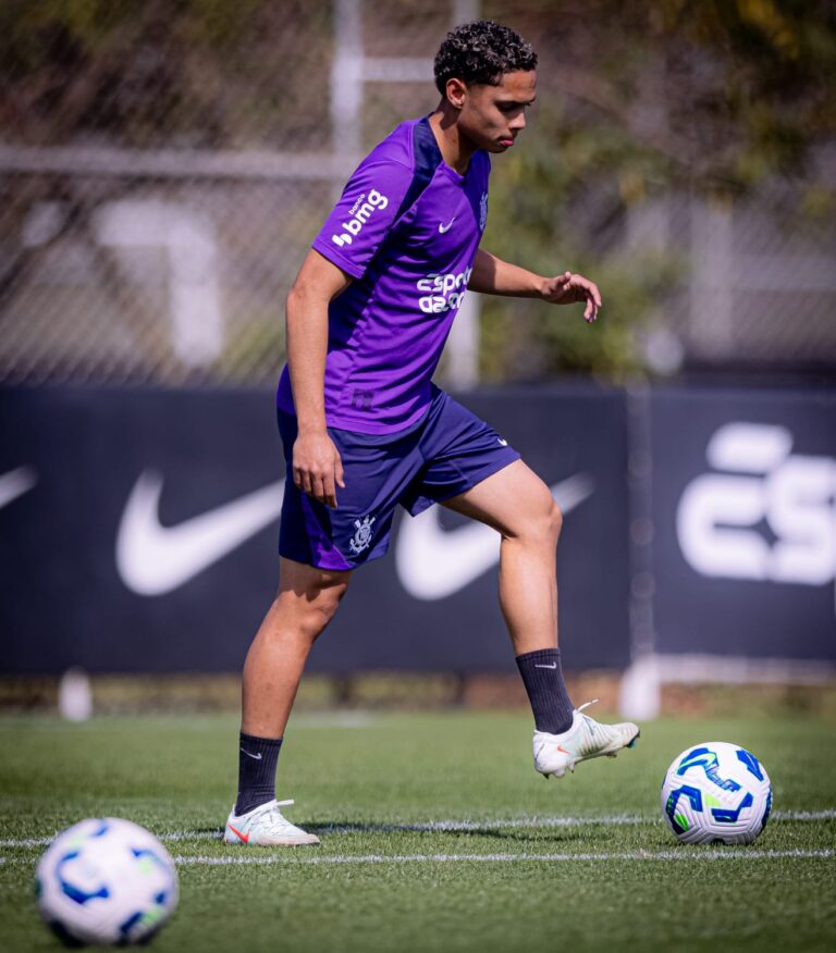 Meia revelado na base do Corinthians estreia como titular em duelo pelo Brasileirão